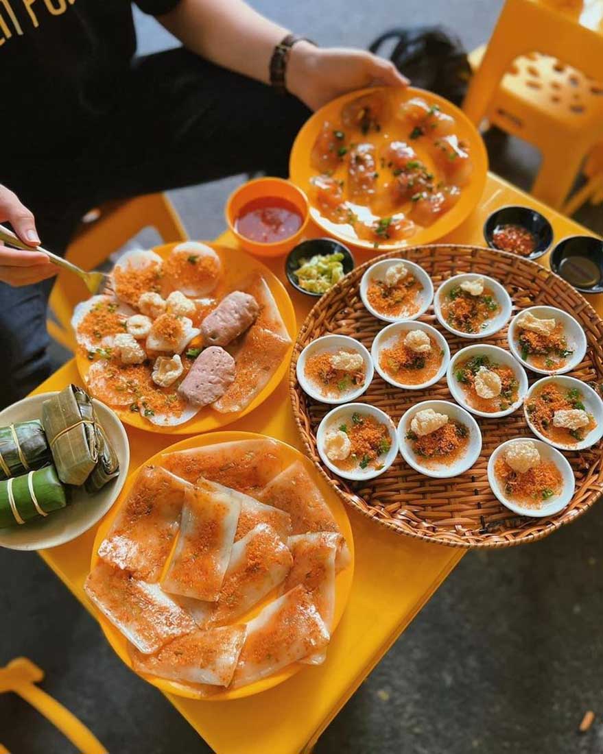 Quán Ông Trùm Bánh Huế với phong cách đường phố đặc trưng