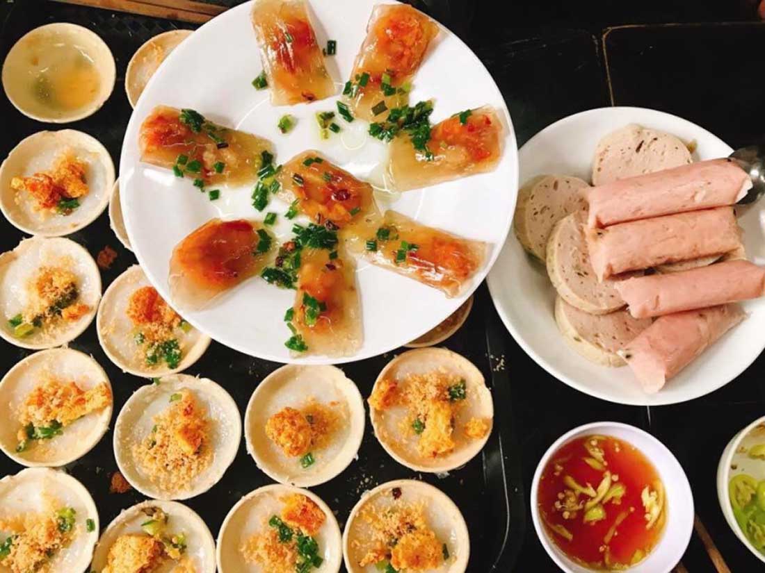 Bánh bèo chén Thanh Nga với lớp nhân tôm cháy đậm đà